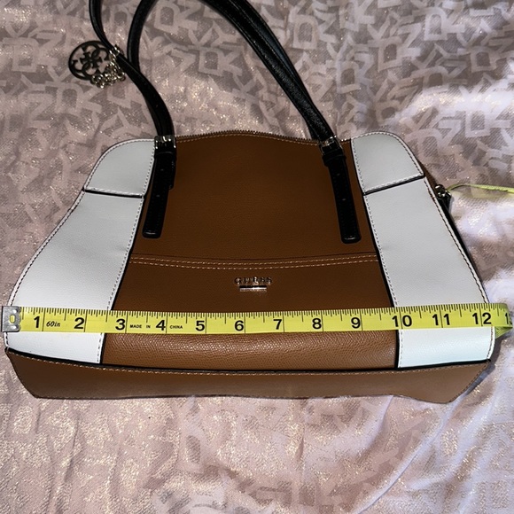 Guess handbag - Picture 3 of 8